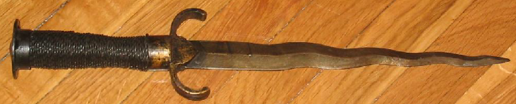 Pugnale tipo “Kriss”